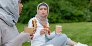 Doa Orang yang Berpuasa Saat Diajak Makan Tuan Rumah, Pahami Penjelasannya dalam Pandangan Fikih