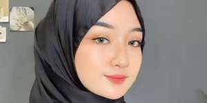 Cara Pakai Pashmina Satin dengan Style Meleyot yang Sedang Tren