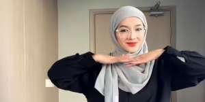 Tengok Styling Pashmina Rapi untuk Si Mata Empat