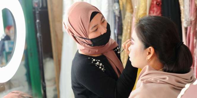 Tak Cuma Jago Merias, 4 Kebiasaan Simpel Makeup Artist Ini Bisa Bikin Klien Percaya