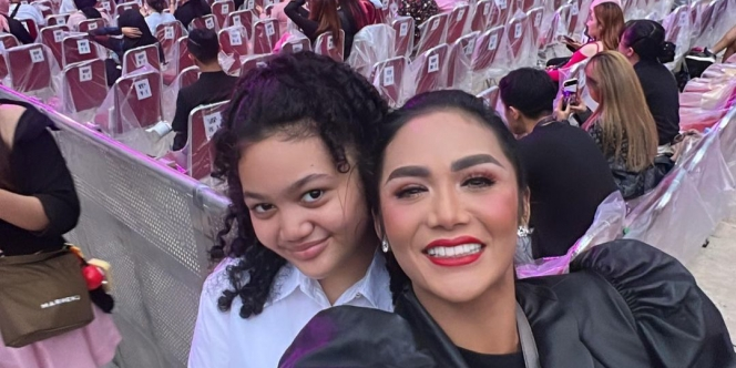 Ajak Amora Nonton Blackpink Bareng Pengasuh dan Driver di Kursi VIP, Krisdayanti Tuai Pujian