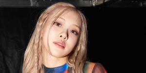 Kancing Baju Lepas Saat Konser di GBK, Rose Blackpink Tetap Professional Nyanyi