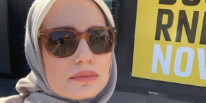Pesona Istri Bule Ario Bayu Tampil Berhijab Banjir Pujian
