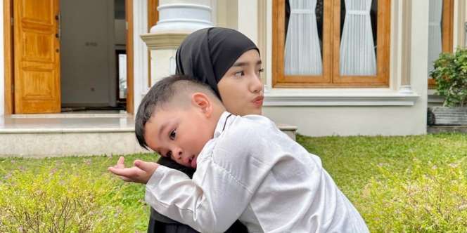 Sambil Lambaikan Tangan, Gala Sky Larang Emak-emak Ambil Gambarnya saat Umroh: 'Lagi Belajar'