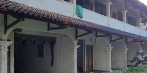 Potret Penampakan Villa Terbengkalai di Banten usai Diterjang Tsunami, Ada Sosok 'Naga' di Dalamnya