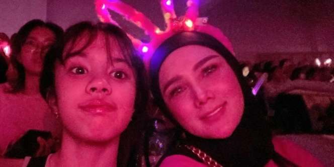 5 Potret Mulan Jameela Bareng Putrinya Nonton Blackpink, Bandana Kelinci Bikin Salfok