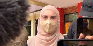 Potret Irish Bella Jenguk Ammar Zoni Setelah Sang Suami Ditahan Hampir Sepekan