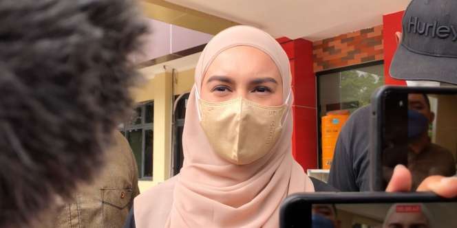 Potret Irish Bella Jenguk Ammar Zoni Setelah Sang Suami Ditahan Hampir Sepekan