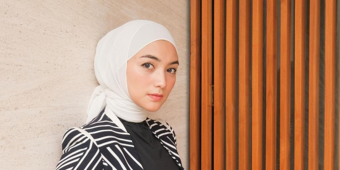 Gaya Glamor Citra Kirana dengan Outer Tule Hitam 