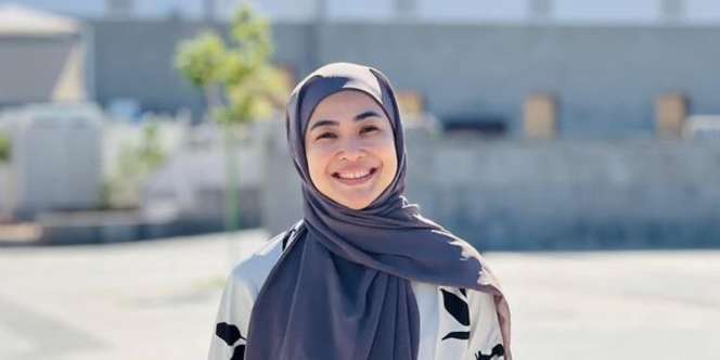 Bikin Pangling! Potret Fenny Rose Berhijab Saat Umroh Bareng Si Bungsu