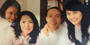 Potret Lawas Keluarga Ayu Ting Ting, Wajah Ayah Rozak Manglingin!