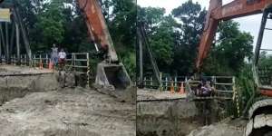 Jembatan Ambles, Anak SD ini Nyebrang Naik Pengeruk Ekskavator