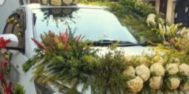 Bukan Pakai Bunga, Mobil Pengantin Ini Dihiasi Aneka Sayuran, Serasa Warung Berjalan