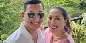 Pesona Artis Lawas yang Dinikahi Brondong Tampan