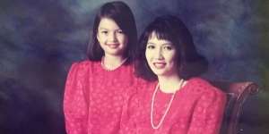 Anak Menggemaskan yang Foto Bareng Ibunya Ini Sekarang Jadi Artis Terkenal dan Segera Lepas Masa Lajang, Ada yang Tahu Siapa Dia?