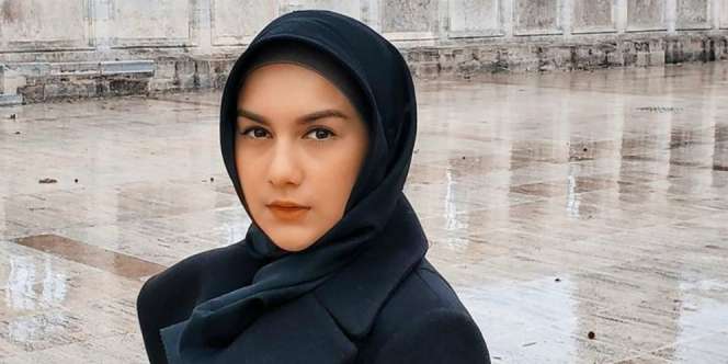 Irish Bella Naik Kereta Selempangi Tas Rp225 Juta