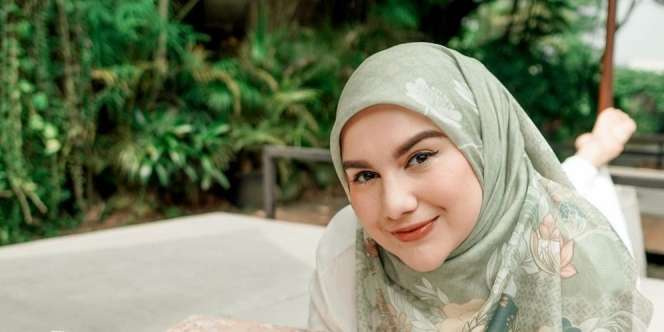 Deretan Tampilan Monokrom Irish Bella, Bisa Jadi Inspirasi nih