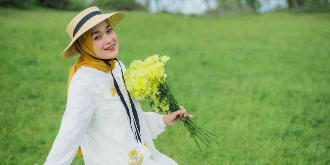 Picnic with Style, Ririe Fairus Padukan Hijab Mustard dan Topi