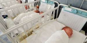 Tiap Tahun Hamil dan Melahirkan Sejak Usia 17 Tahun, Punya 9 Anak di Usia 28 Tahun, Tapi Wajah Wanita Ini Tetap Seperti ABG
