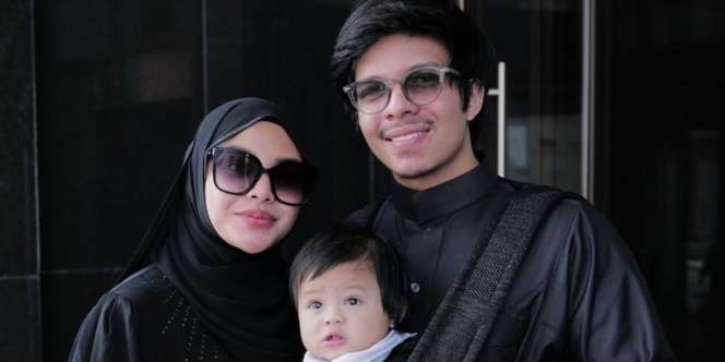 Bawa Baby A Jalani Umroh, Penampilan Aurel Hermansyah Bercadar Bikin Pangling