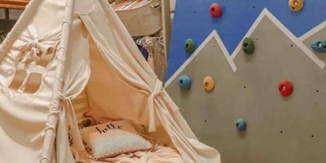 Area Bawah Tangga Dibuat Playground Mungil, Hasilnya Jadi Fungsional 