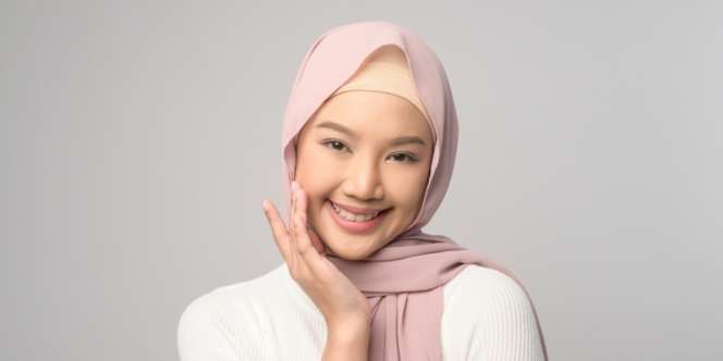 Samarkan Bopeng dan Tekstur Wajah dengan Teknik Meratakan Foundation