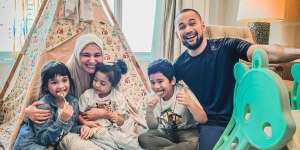 Stres Sang Putra Ujian, Shireen Curhat ke Suami Sampai Tahan Tangis