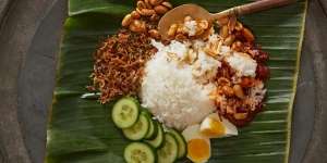 Asyik Santap Nasi Lemak Favorit, Wanita Ini Temukan Benda Persegi Warna Cokelat, Pas Diperiksa Silet Berkarat!