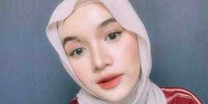 Styling Pashmina Tanpa Jarum Pentul, Cukup Pakai Fashion Tape