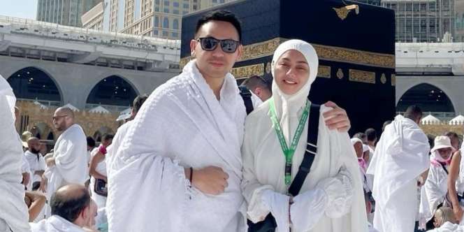 Potret Jenita Janet Umroh Bareng Suami, Ungkap Kekuasaan Allah yang Bikin Takjub