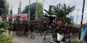 Prajurit TNI Lari di Jalan, Terobos Tenda Hajatan Sesuai Yel-Yel Terus Maju Pantang Mundur