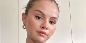 Glowing dan Segar, Selena Gomez Berani Perlihatkan Bare Face