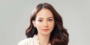 Enzy Storia Tampil Lebih Dewasa dengan Riasan MUA Ferry Fahrizal