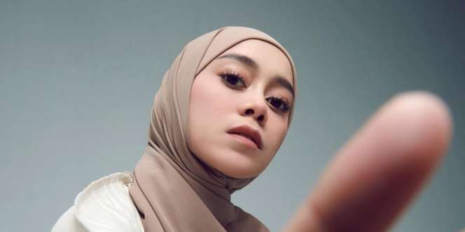 Berbalut Blazer, Lesty Kejora Tampil dengan Nuansa Lady Boss