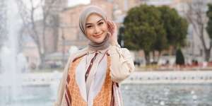 Elegan Memikat, Pilihan Dress Yellow Indah Nada Puspita  