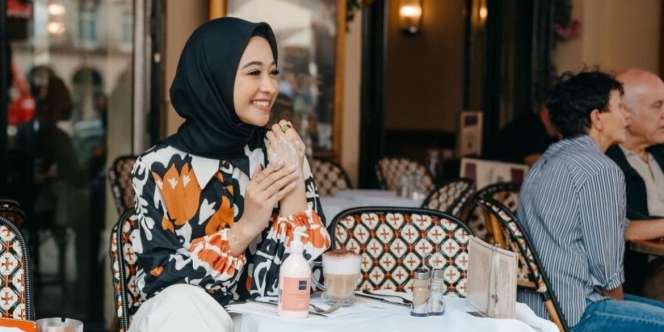 Look Elegan Poppy Bunga dengan Outfit Black and White