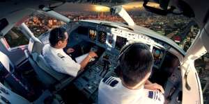 Asyik Nyemil dan Minum Kopi, 2 Pilot Disanksi Larangan Terbang, Sekilas Sepele Padahal Berakibat Fatal