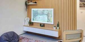 Backdrop TV Sekaligus Jadi Sekat, Rumah Jadi Rapi dan Fungsional