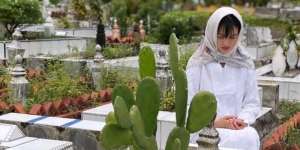 Jelang Ramadan, Raline Shah Ziarah ke Makam Sang Atok