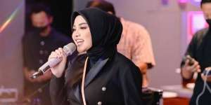 Pilih Bercadar Saat Umroh, Tengok 3 Style Aurel Hermansyah Saat Umroh 