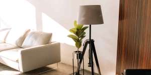 Taruh Standing Lamp di Sudut, Ruangan jadi Terlihat Berkelas