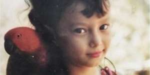 Gadis Cilik Blasteran Berponi Jadi Artis Terkenal dan Hidup Bahagia, Coba Tebak?