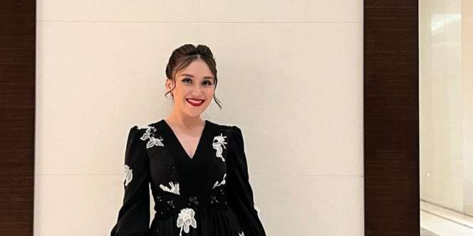 Datang ke Ultah Putri Sibad, Tangan Ayu Ting Ting Jadi Perbincangan