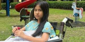 Tragis, Artis Cilik Ini Alami Kelumpuhan Usai Kursi yang Mau Diduduki Ditarik