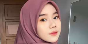 Coba Yuk, Tampil Beda nan Manis dengan Hijab Curve