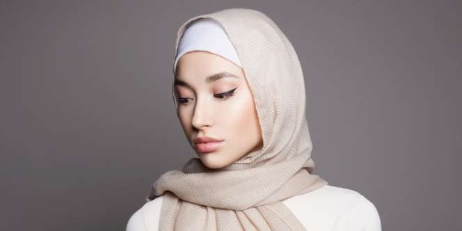 Teknik Aplikasi Eyeliner Tipis Lebih Tegas di Mata Monolid 