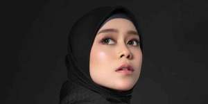 5 Tutorial Hijab Segi Empat ala Lesty Kejora, Praktis dengan Look yang Manis
