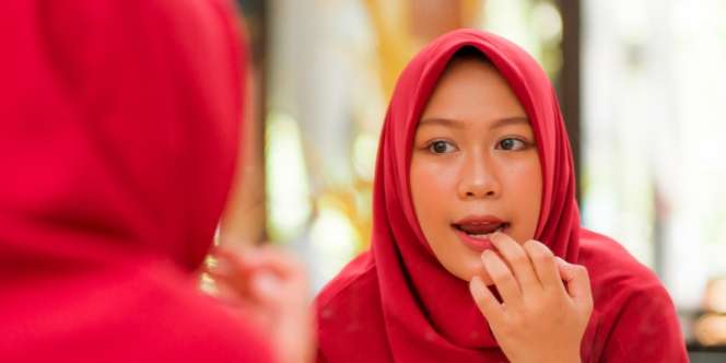 Cegah Lip Tint Mengumpul di Tengah Bibir dengan Cara Ini