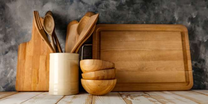 Pastikan Alat Makan Kayu Bebas Kuman dengan Rendaman Air Panas