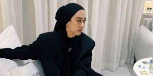 Ide Outfit Stylish Kasual dengan Turban Bernuansa Hitam